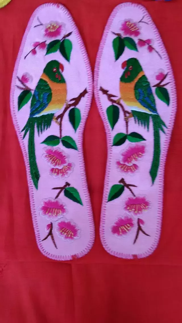 菊花向往世界和平昭君出塞紫牡丹在古代民间,手工刺绣鞋垫是用来表达