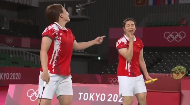 奥运会女子羽毛球双打的比赛视频(2-0！国羽女双让韩国队全军覆没！贾一凡救球摔到对手的场地)