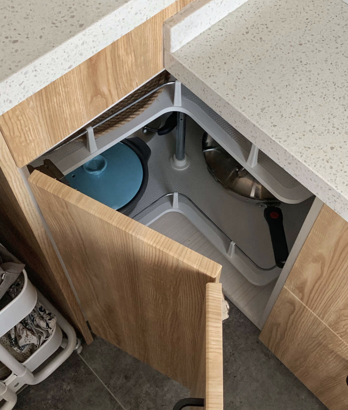 厨房橱柜转角一般都不太好利用,其实可以通过一个大旋转的铰链,定制一