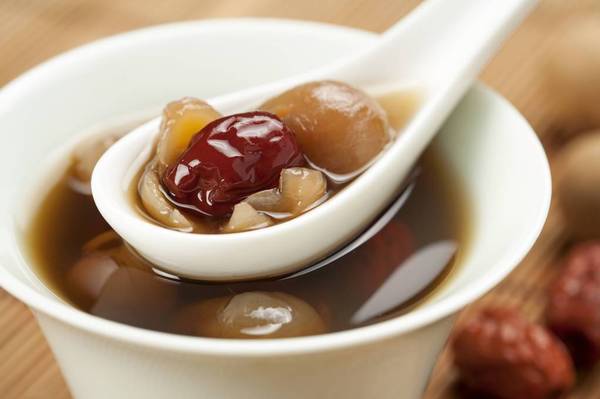 与常见的补血药如阿胶,当归等不同,桂圆不仅有补血的作用,还有补气的