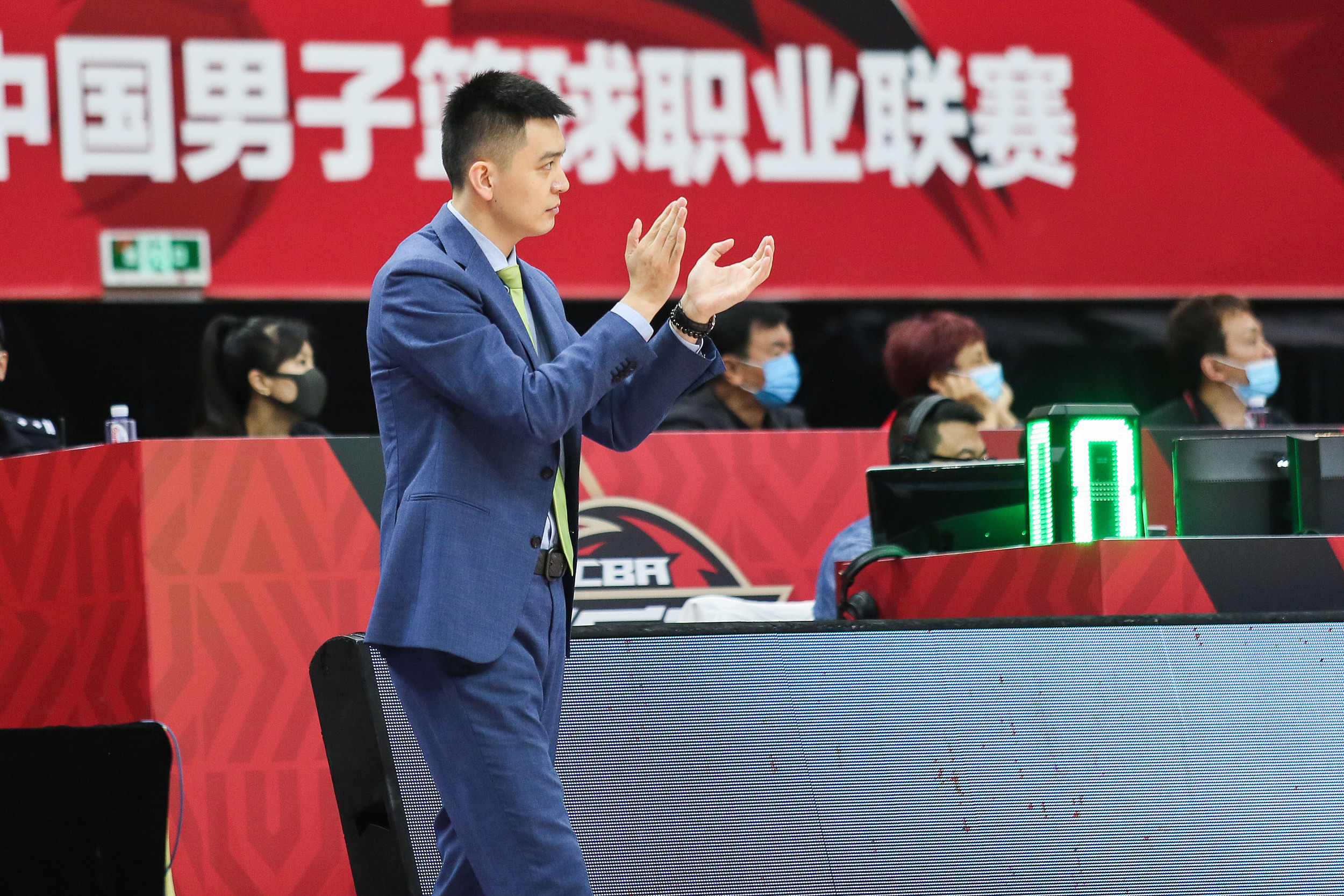 绰号是风之子的中国足球运动员(NBA和CBA后卫中的高学历球员，士、硕士和名牌大学应有尽有)