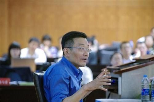 老师上课烟不离手，学生却无半点抱怨，这位复旦教授究竟有何魅力