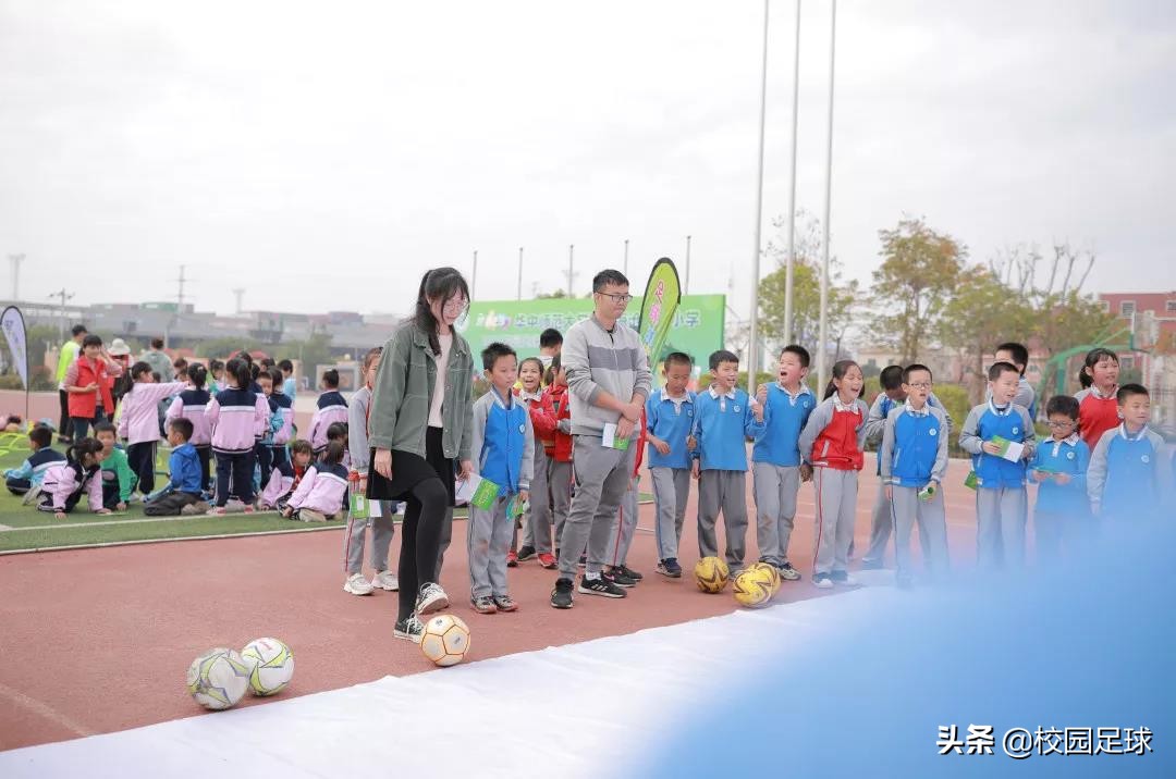 足球嘉年华开幕式致辞(享受阳光：华师附小校园足球嘉年华暖冬上演)