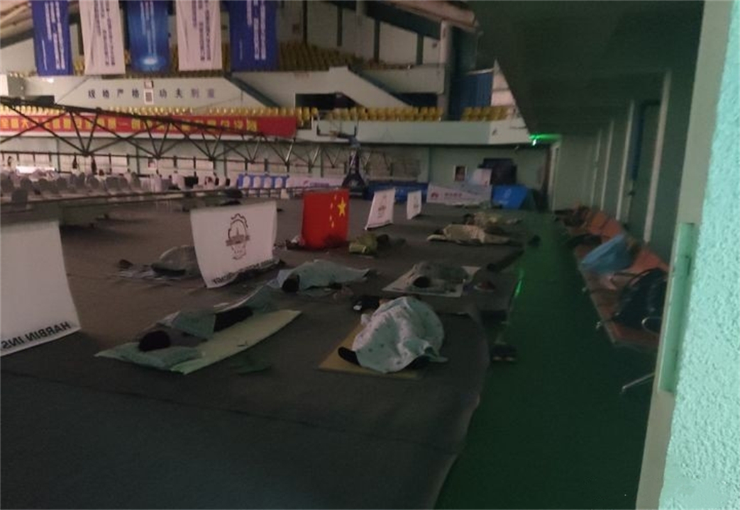 哈尔滨工业大学烈日当空，行政楼前打地铺，学校如何处理