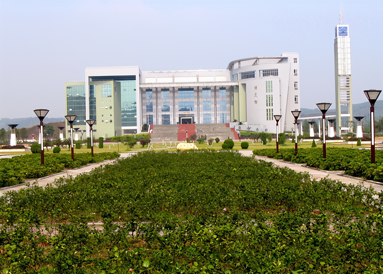 重庆文理学院录取分析：高考公费师范生热，二本批也超一本线77分