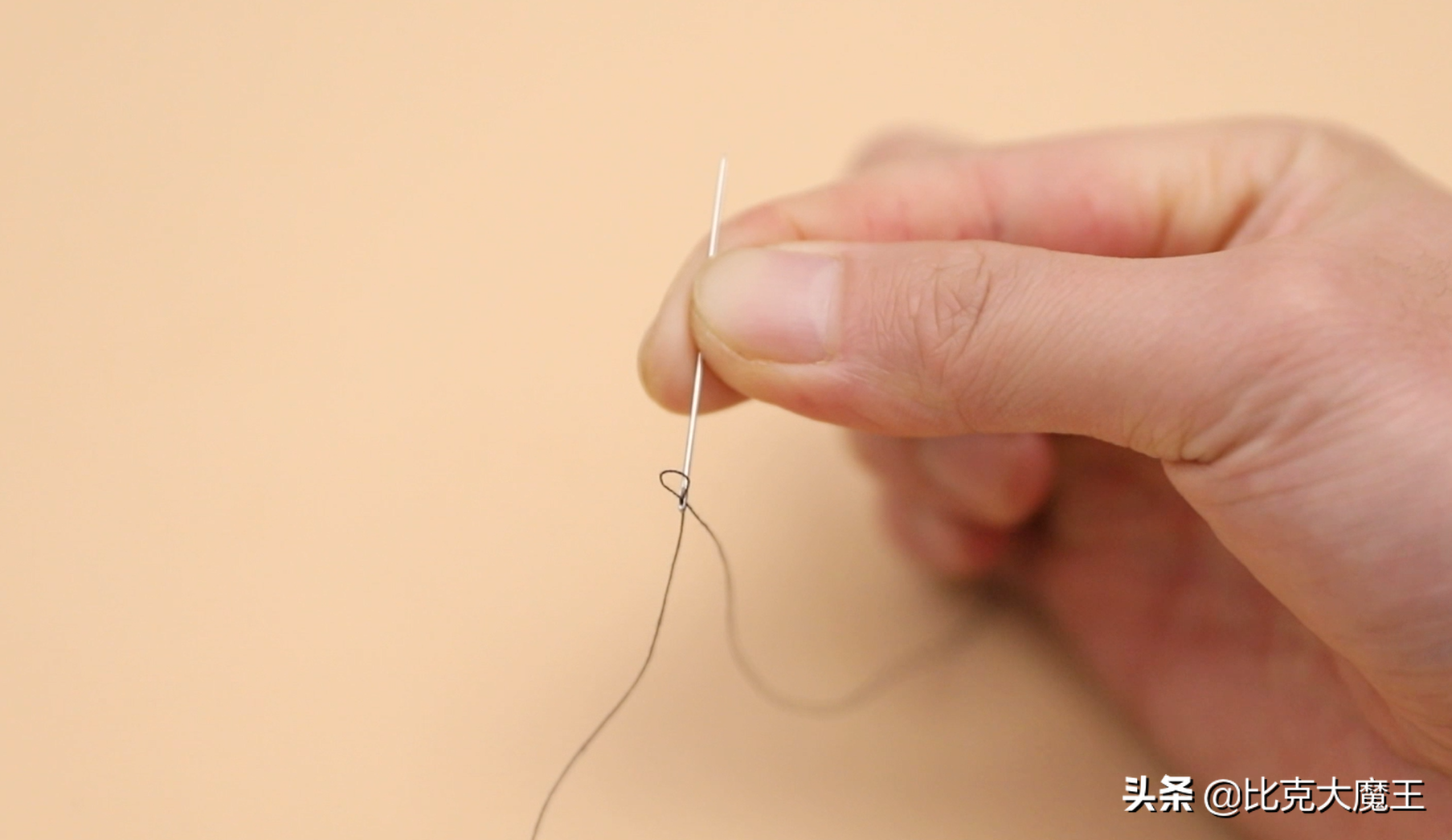 穿针线的快速方法(教你只用一根线穿针技巧,3秒搞定,穿针又快又准