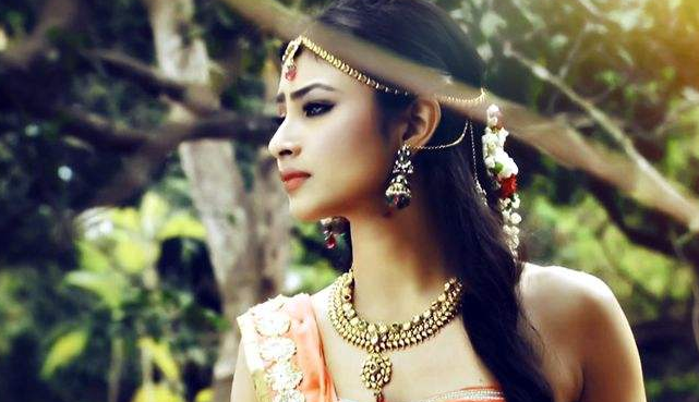 其中饰演萨蒂的女演员与男主演更是现实中的情侣,两个人对手戏时眉宇