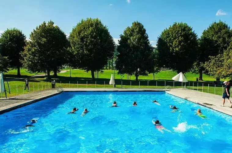 揭秘全世界最贵学校：400万一年、直通哈佛耶鲁、私人飞机上学……