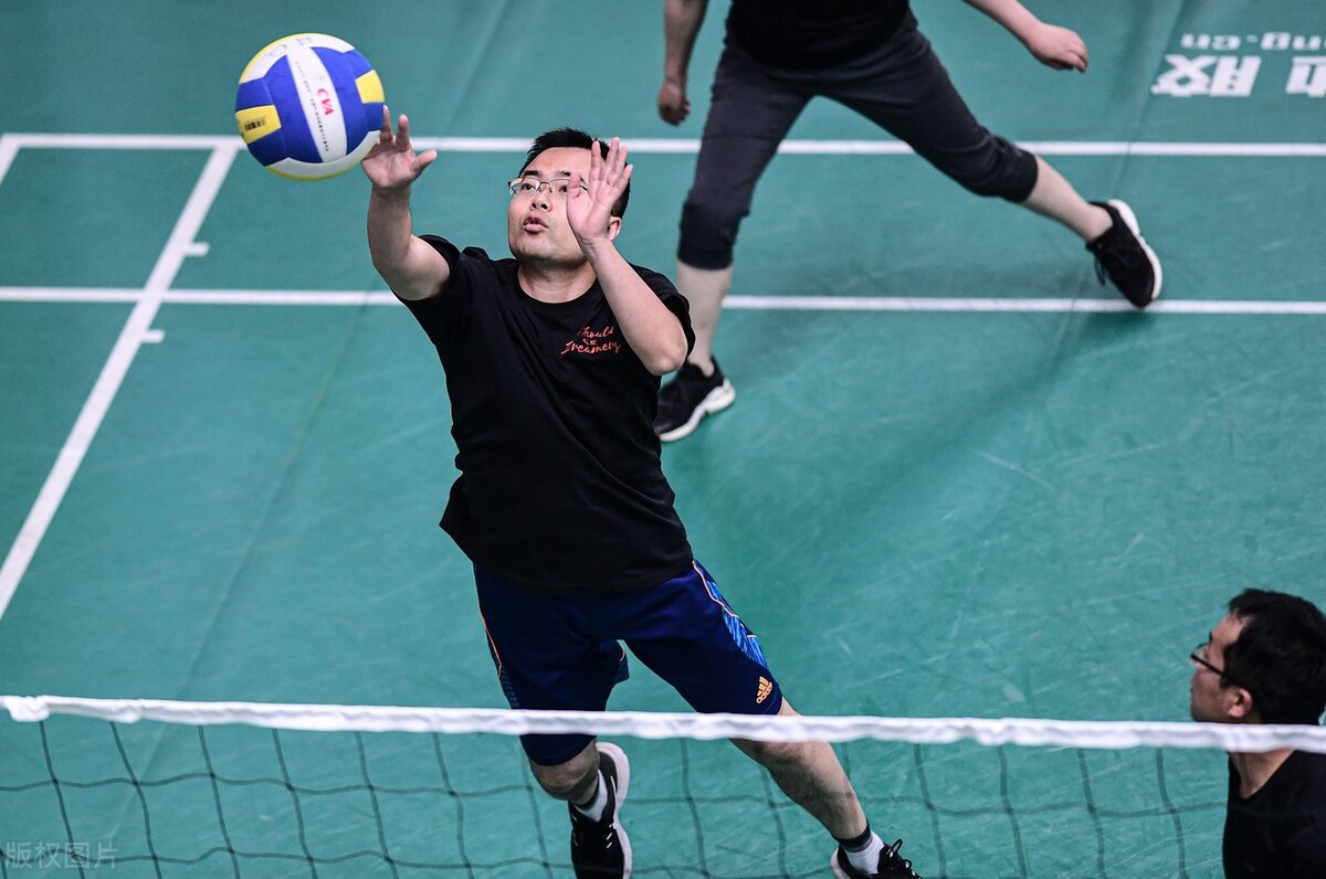 如何练好排球上手传球(关于气排球抱传球动作与技术分析)