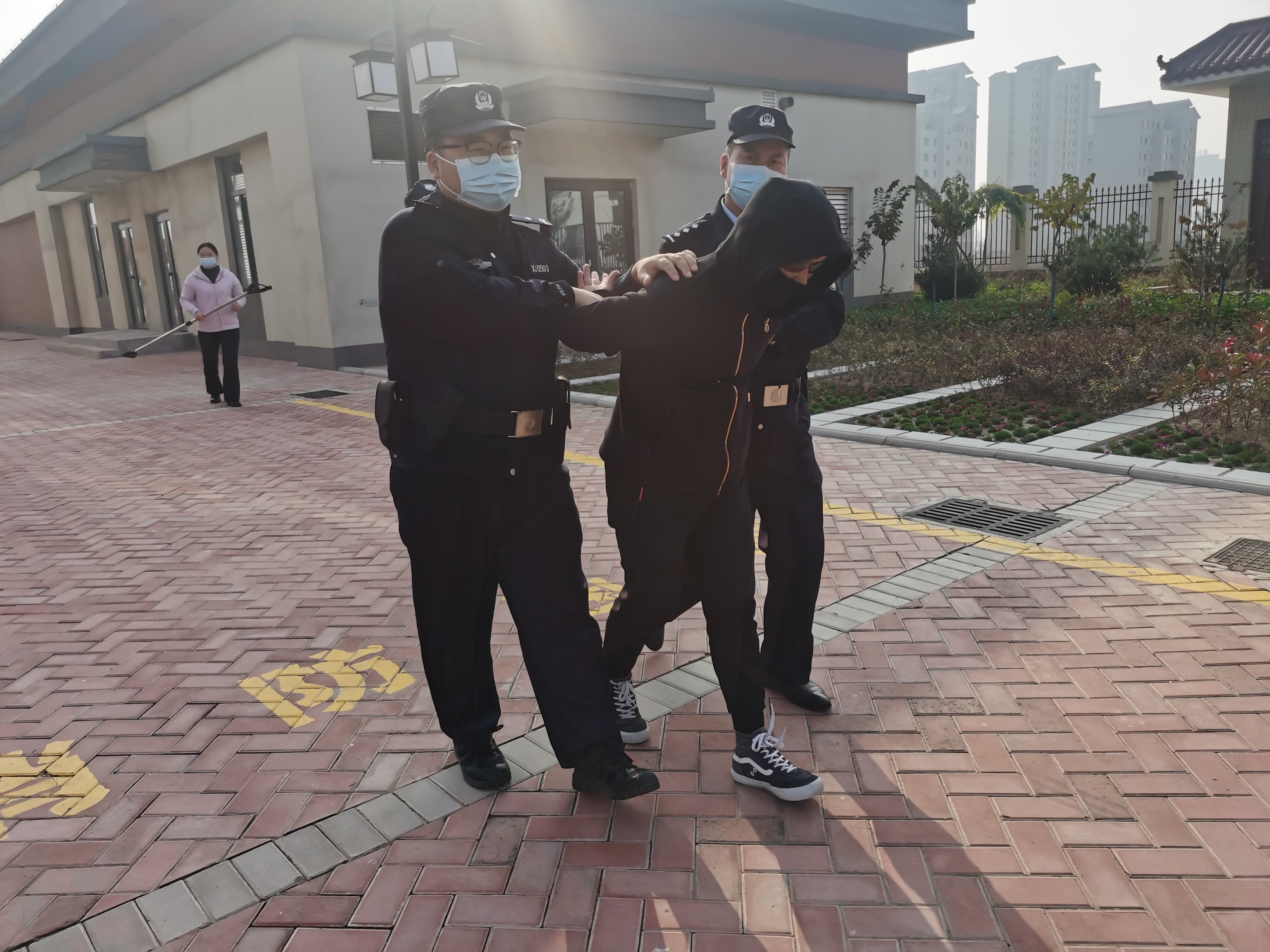 合阳县公安局九龙派出所联合恒大幼儿园开展反恐防暴应急演练