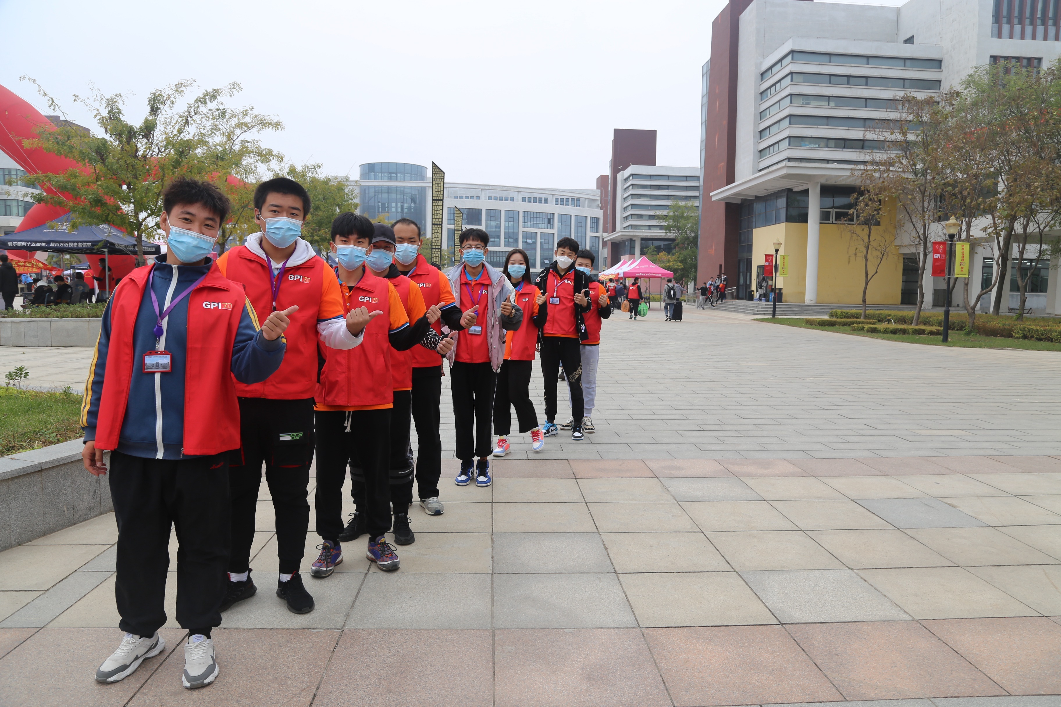 辽宁轨道交通职业学院：小红马甲志愿者们热情迎接新生