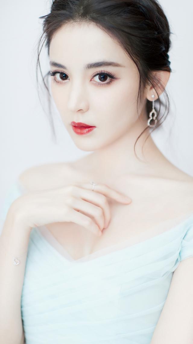 同是新疆籍女星，热巴和娜扎，被喜欢和被黑原来早已注定