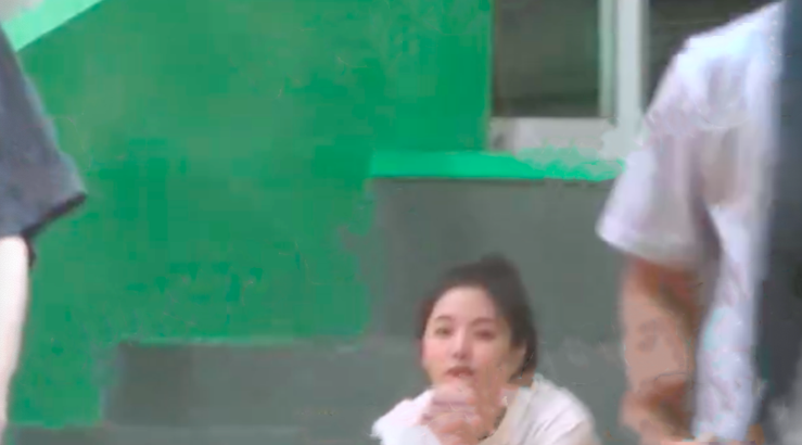 95后男星恋情曝光！当众被摸腿后同回酒店，喂女方吃东西关系暧昧