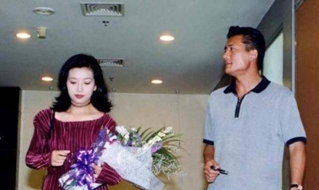 与二婚妻子相守11年，演20年配角终成名，靳东到底有何本事？