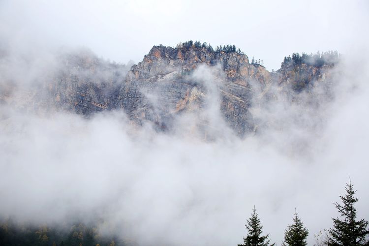 雪晴山色秀 云处有蓝天—雾漫雪山