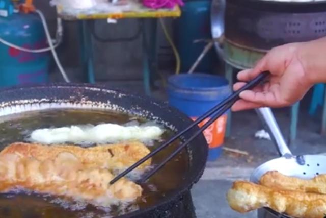 河南大叔在厦门卖小吃，做法非同一般，1元1根人均6元，3小时卖光