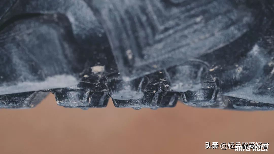 足球鞋针织鞋面防水吗(军靴真的干爽吗？阴雨连绵10天，一双防水作战靴的体验日记)