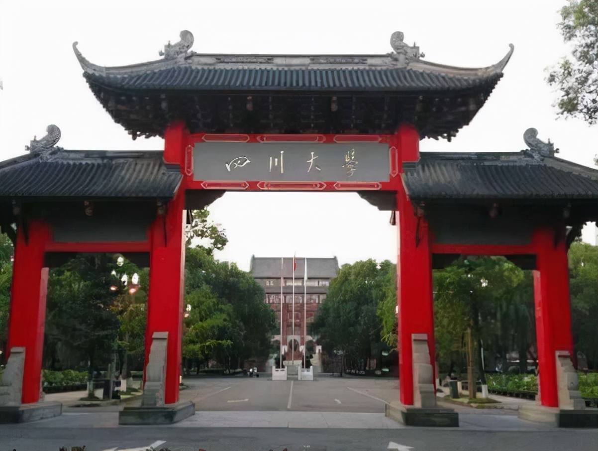 985四川大学新生军训因小事引发互相举报，看似闹剧实则需要深思