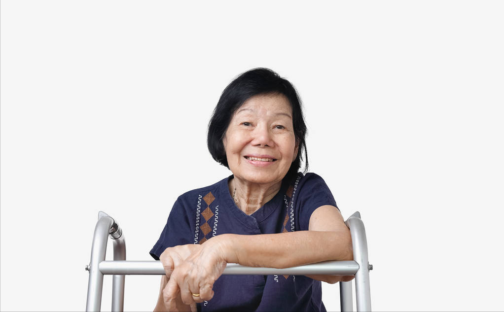 老人请保姆好还是住养老院好（一位老人在养老院的亲身经历）