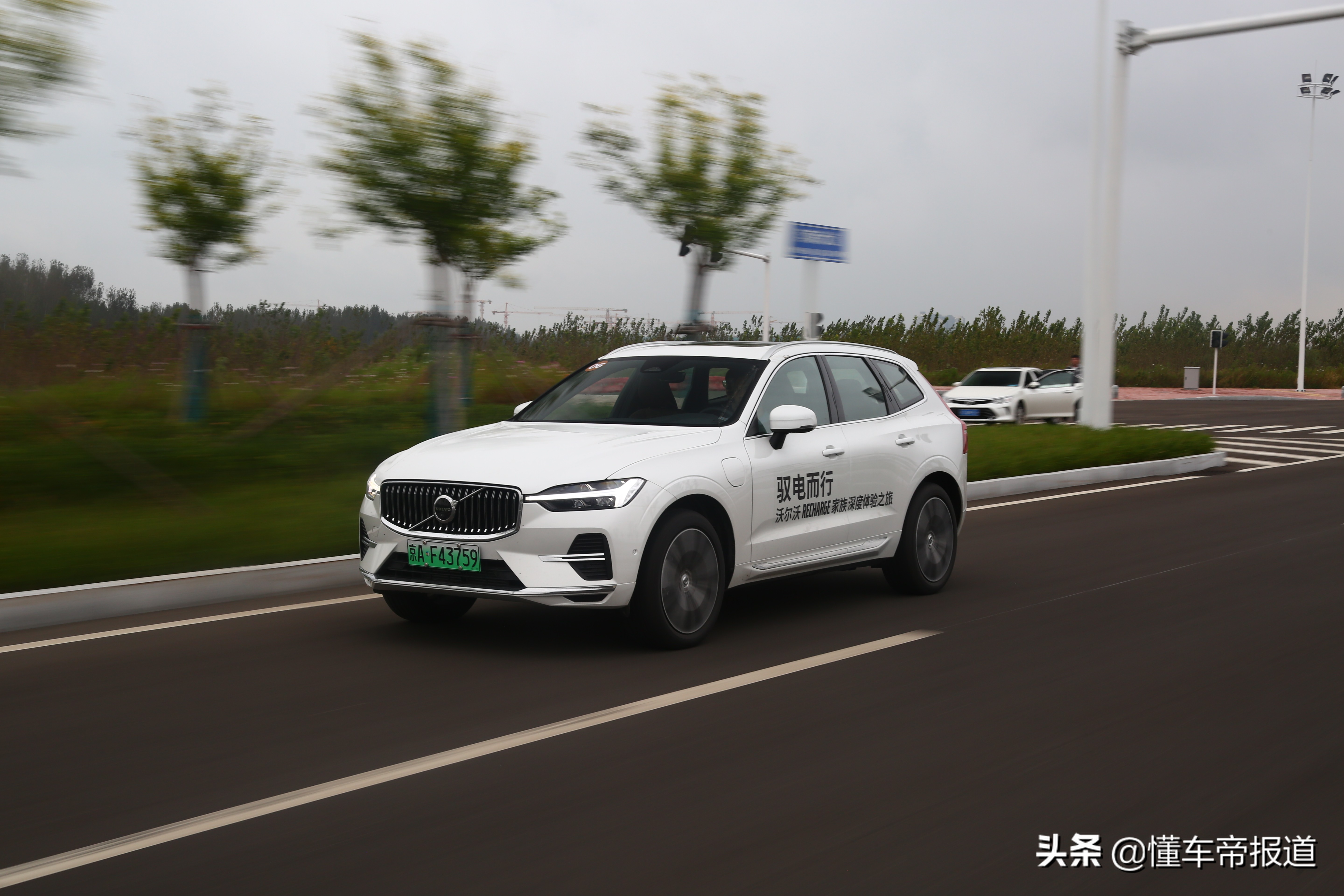 新车｜能加电能喝油，行驶质感大跃进！试驾沃尔沃XC60 RECHARGE