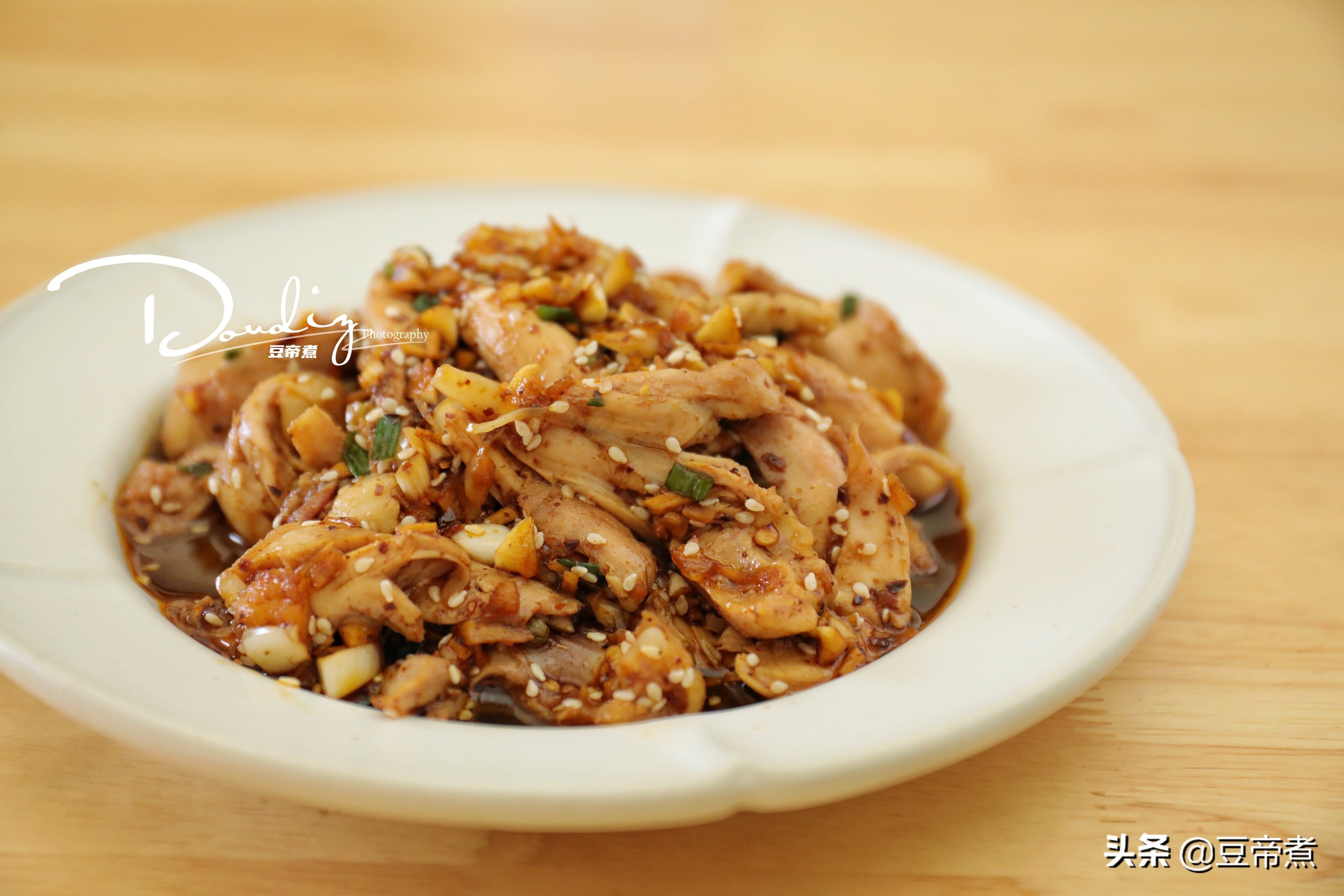 拒绝精致穷，一个人吃饭不随便，鸡腿三根吃出新花样