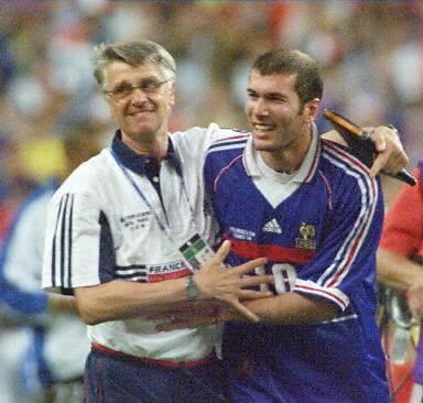 齐达内是哪年世界杯冠军（大师的绝唱！看34岁的齐达内这样征服世界 他如何站着不动过人）