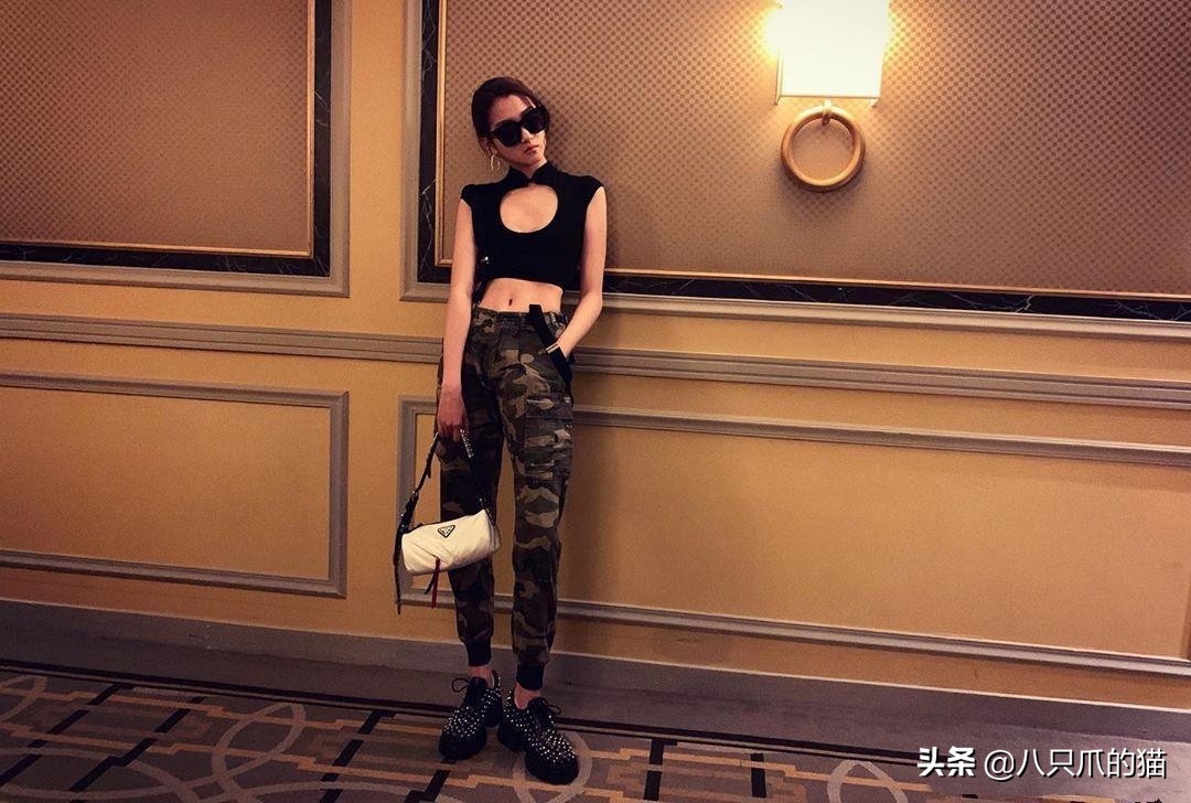 显胸装是高手级别的穿搭，关晓彤一试果然诱人，吸睛时髦适合夏日