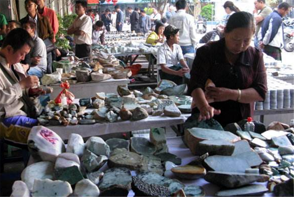 瑞丽哪里能买到货真价实的翡翠(中缅边境有个最大珠宝市场，卖玉石就像卖白菜，100元能买一堆)