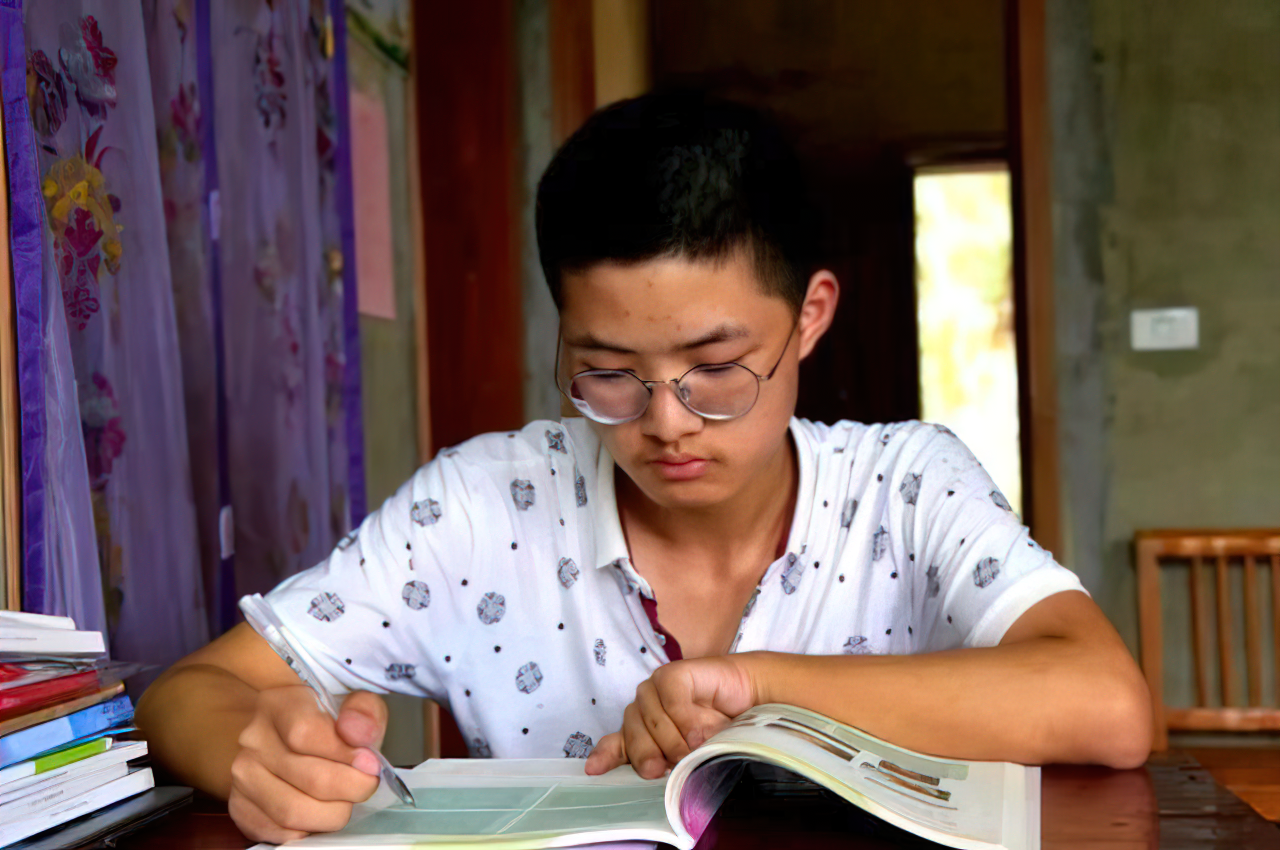 寒门贵子胡安康：父母残疾，靠吃野菜维持生活，685分考入清华