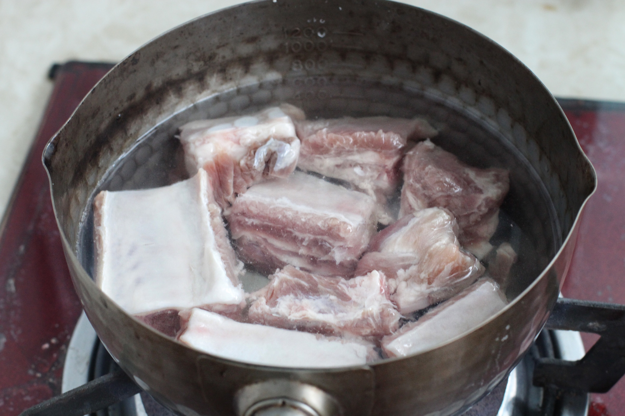 大米用流动水淘洗两遍,添入没过大米的清水浸泡三十分钟.