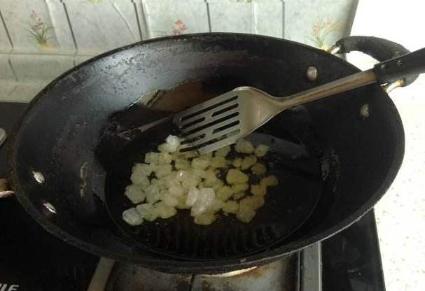 炒焦糖要放水吗 -生活知识库-动动脑