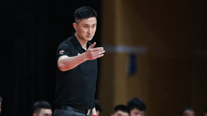 籃球比賽一節換人多少次（廣東男籃換人多到單節8次，令人眼花繚亂，杜鋒玩“變臉”高手）