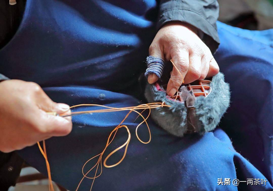 当前,在鲁西南农村的集市上,偶尔可见到补鞋,修鞋,钉鞋掌的手艺人