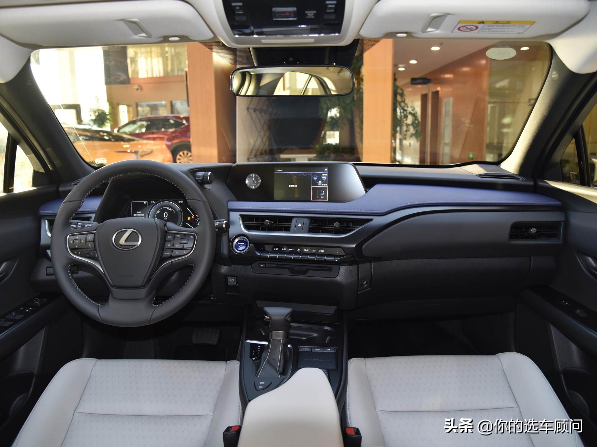 入门级价格原装进口，4.6L油耗的日系豪华SUV，带你看雷克萨斯UX