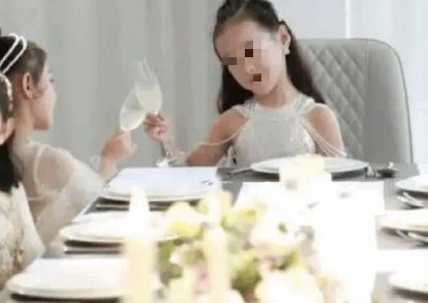 一种“新型补课班”火了，一节课3800元，小学生打扮成名媛模样