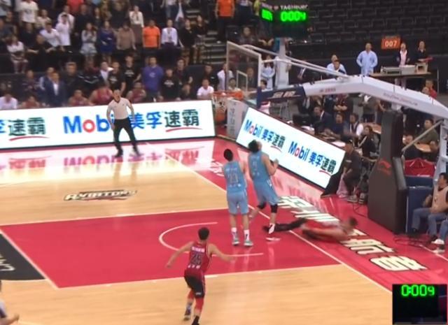 cba進球后為什么還走表（裁判偷走深圳0.4秒？他們也曾是獲利者 CBA漏洞讓裁判背鍋）
