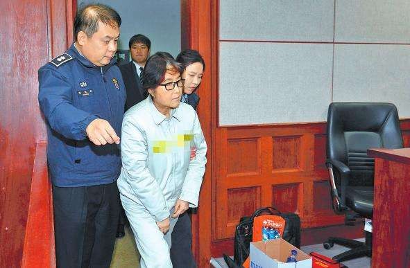 女大学生郑维罗：疯狂炫富，意外让韩国总统坐牢，把亲妈送进监狱