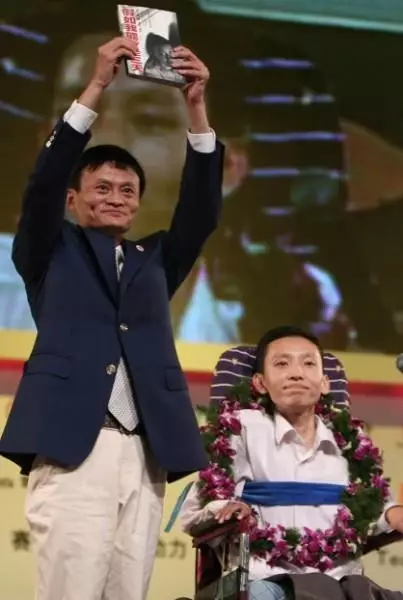 从小患肌无力，六年写一本书感动世界，马云也为他的书写序站台