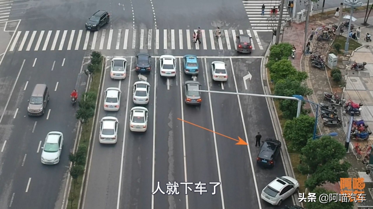 右转车道被堵了，可以从直行车道右转吗？做错了罚你没商量