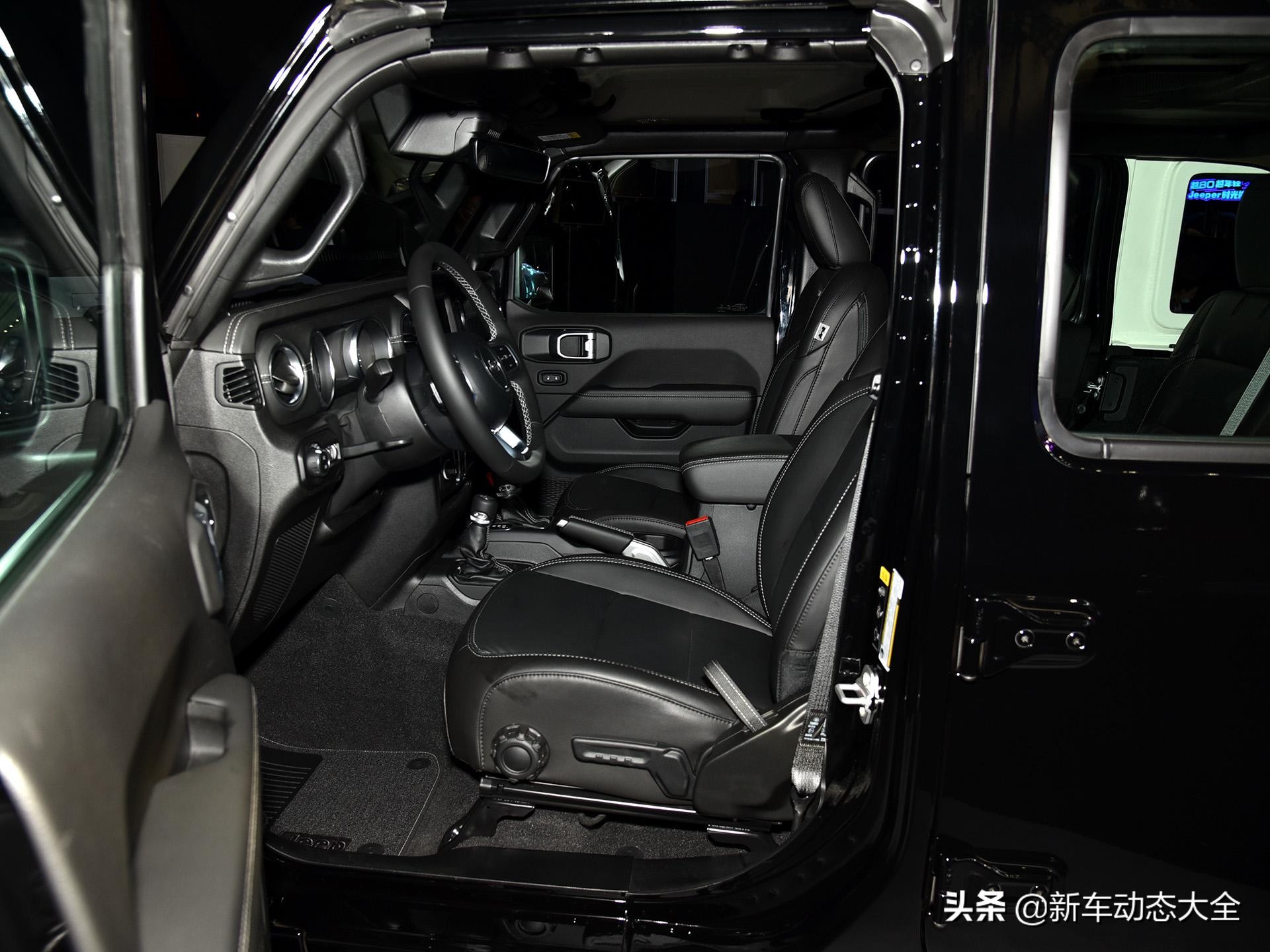 2.0T高达400牛·米，进口越野SUV，3米轴距硬汉四驱，实拍牧马人