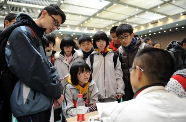 高考语文作文如何能够取得高分？字迹工整，清楚标题立意缺一不可