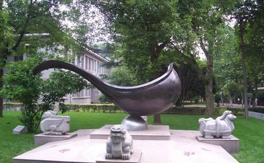 学校的面积可以大到什么程度？坐地铁上课，迟到竟成了家常便饭