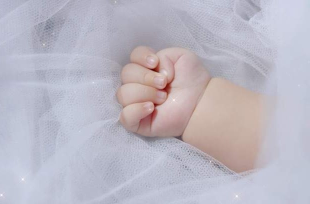 钢琴家朗朗吉娜生子,宝宝刚出生指甲就那么长,到底该怎么剪