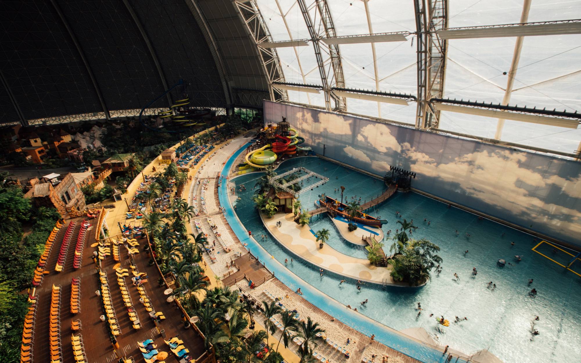 一个足球场占地面积7000(全球第一大室内水上乐园:面积堪比10个足球场