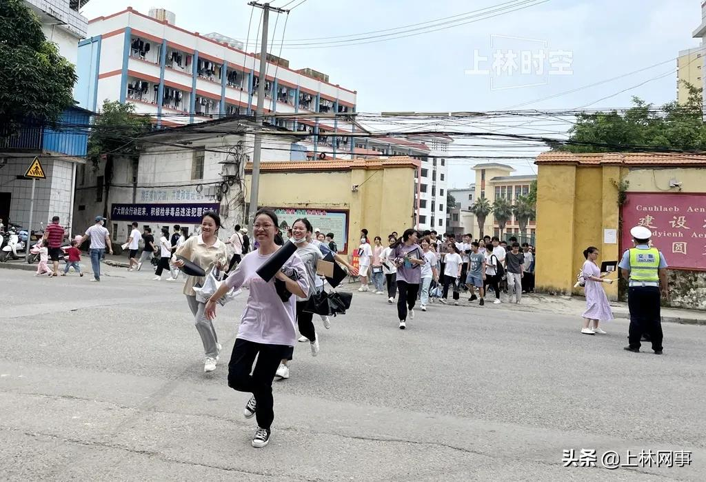 40秒直击各地考生冲出考场瞬间