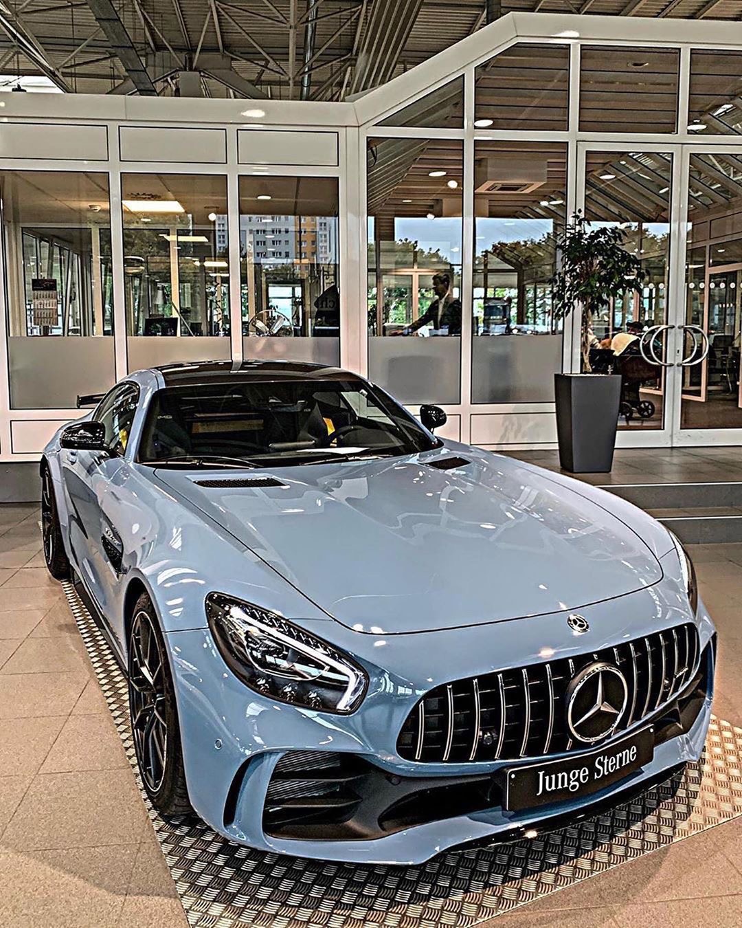 奔驰AMG GT R实拍，售价212.88万，对标Panamera Turbo，喜欢么？