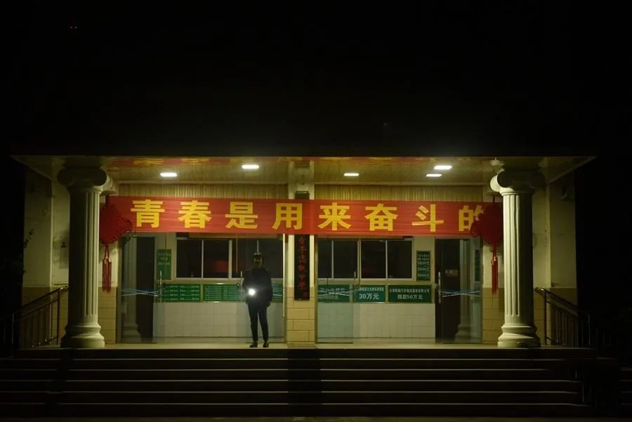 最后一课原型：一条破裤换来所学校，她让1800名女孩走出大山