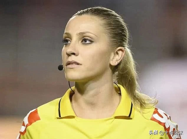 巴西足球女裁判(她被誉为最美足球裁判，因太美被邀约当模特，曾用纸巾调侃男球员)