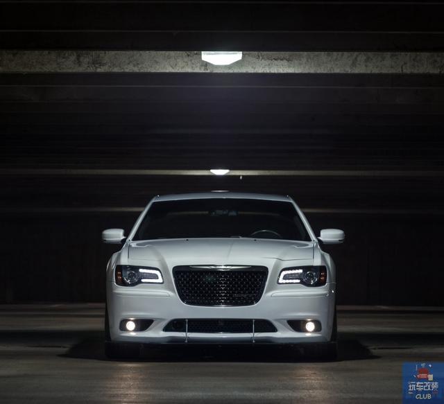 一辆“霸气十足”的“伪豪车”！克莱斯勒300 SRT8