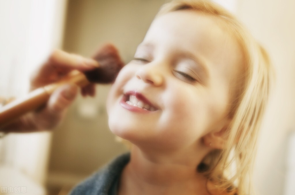 9岁女童患抑郁症，竟因老师太漂亮产生自卑，妈妈要注意这些问题